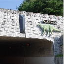 トンネル恐竜レリーフ（クリックで拡大）